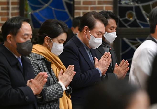 윤석열 대통령과 부인 김건희 여사가 24일 서울 중구 약현성당에서 열린 '주님 성탄 대축일 미사'에 참석해 기도하고 있다. (사진=대통령실 제공) /사진=뉴시스화상