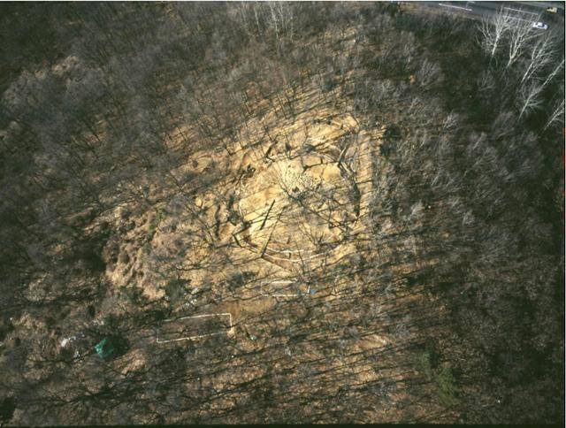 하늘에서 본 부천 청용산 꼭대기의 적석환구(돌무지가 있는 동그란 구덩이) 유구.