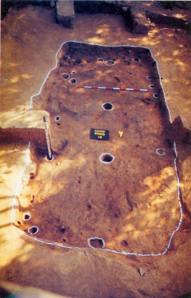 고강동 제1호 주거지. 등산객이 발견한 돌도끼가 나온 유적이다. 중앙 기둥열로 보아 맛배지붕의 집이다.