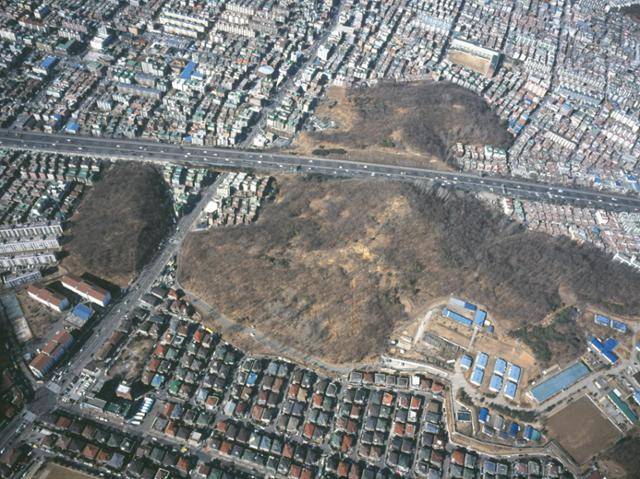 하늘에서 본 고강동-작동 유적. 청용산을 자르고 지나가는 경인고속도로(좌우 방향)와 수주로가 십자 모양으로 교차한다.