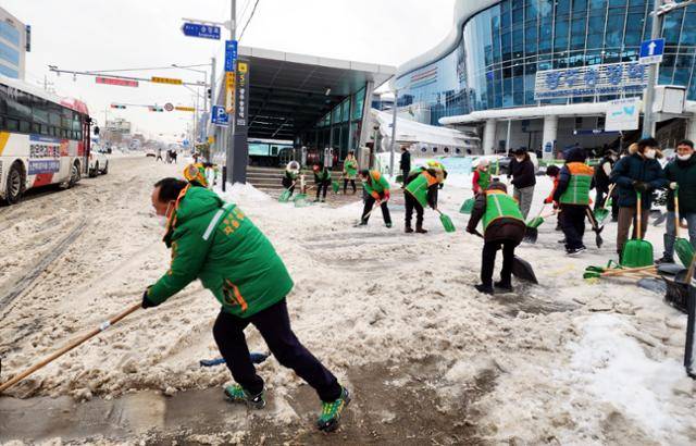 광주시 지역자율방재단원들이 24일 광산구 광주송정역 앞에서 지난 사흘 간 내린 눈을 치우고 있다. 광주시 제공