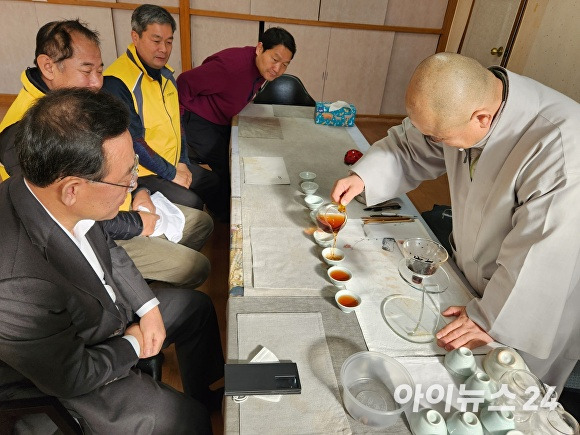 24일 오전 주호영 국민의힘 원내대표(왼쪽)가 경상북도 포항 죽림사를 찾아 철산 스님과 차를 마시며 담소를 나누고 있다. [사진=이진우 기자]