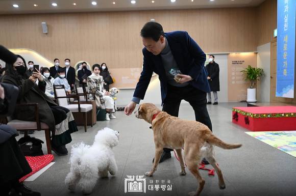 윤석열 대통령 부부가 크리스마스인 24일 오후 경기도 용인시에 위치한 삼성화재 안내견 학교에서&nbsp;은퇴 안내견(견명: 새롬이)을 분양 받았다. [사진=대통령실]