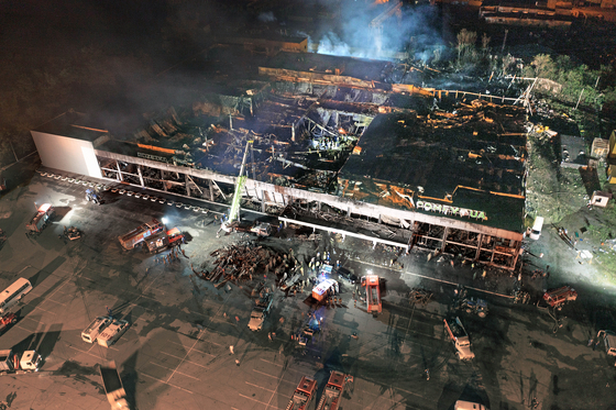 올해 6월 27일(현지시간) 러시아군의 미사일 공격으로 파괴된 우크라이나 산업도시 크레멘 추크시의 쇼핑몰. 이날의 폭격으로 민간인 수십 명이 숨졌다. [AP=연합뉴스]