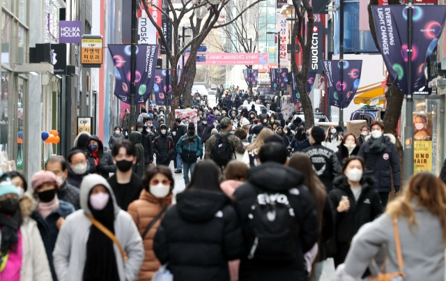 22일 오후 서울 중구 명동거리가 인파로 북적이고 있다. 연말 인파 밀집에 대비해 서울 중구 명동거리에서 영업중인 362개 실명 노점상이 크리스마스 이브인 24일 전체 휴업하고, 31일은 감축 영업한다. 뉴시스