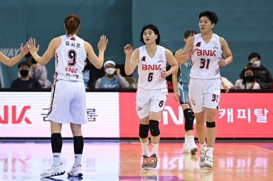 BNK의 김시온, 이소희, 진안
[WKBL 제공]
