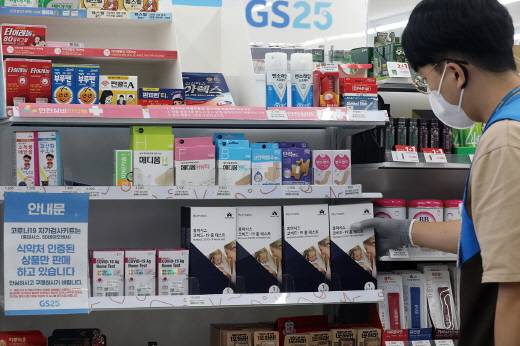 실내 마스크 착용 권고 전환 기준은 ▲환자 발생 안정화 ▲위·중증·사망자 발생 감소 ▲안정적 의료 대응 역량 ▲고위험군 면역 획득 등이다. 이중 환자 발생 안정화 지표는 2주 연속 전주대비 신규 확진자 수가 감소할 경우 충족할 수 있다. /사진=뉴스1