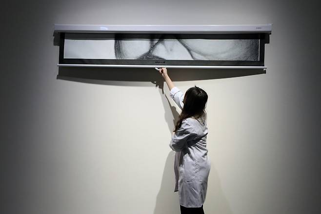 [서울=뉴시스] 박진희 기자 = 롯데뮤지엄에 전시된 마틴마르지엘라의 작품 '바디 파트 블랙 앤 화이트(Bodypart B&W)'. 프로젝터 스크린에 오일 파스텔로 인체를 묘사한 드로잉 작품이다.  2022.12.23. pak7130@newsis.com