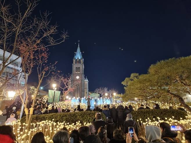 크리스마스 이브인 24일 서울 중구 명동성당 앞에서 시민들이 성가대의 합창을 보고 있다. 2022.12.24 *재판매 및 DB 금지