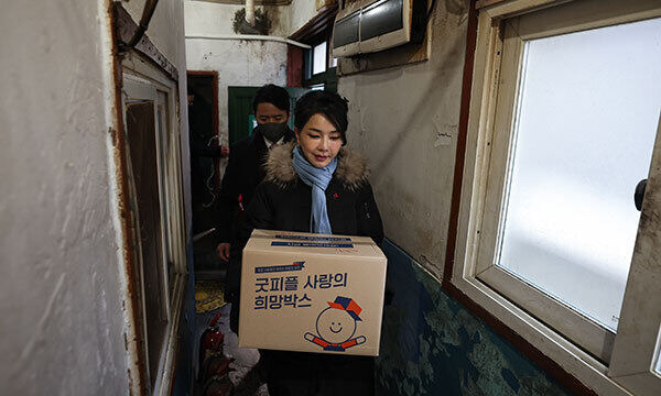 김건희 여사가 22일 서울 남대문 쪽방촌에서 열린 '이웃과 함께하는 2022 찾아가는 성탄절, 희망박스 나눔행사'에서 쪽방촌 주민들에게 식료품 등이 담긴 '희망박스'를 전달하고 있다. 대통령실 제공