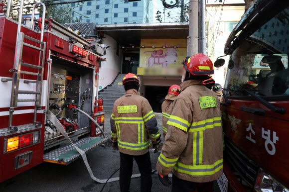 23일 오후 1시35분쯤 대구 동구 신천동의 한 5층 건물 4층 성인 무도장에서 방화로 추정되는 불이 나 1명이 사망하고 2명이 부상을 입었다. 화재를 진압한 소방관들이 현장을 수색하며 추가 피해를 확인하고 있다. 대구=뉴스1