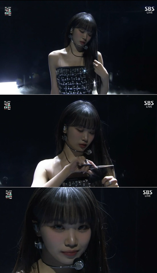 가위로 단발 싹둑…김채원, '파격 퍼포먼스' 내공 증명(Sbs 가요대전)[엑'S 이슈]