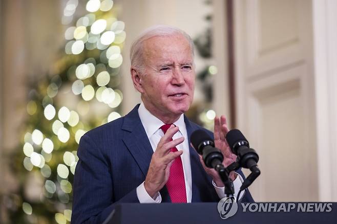 크리스마스 연설하는 바이든 美 대통령 (워싱턴 EPA=연합뉴스) 조 바이든 미국 대통령이 22일(현지시간) 워싱턴DC 백악관 이스트룸에서 크리스마스 연설을 하고 있다. 바이든 대통령은 이날 연설에서 민주당과 공화당의 분열을 언급하며 국가적 단합의 필요성을 강조했다. 2022.12.23 ddy04002@yna.co.kr