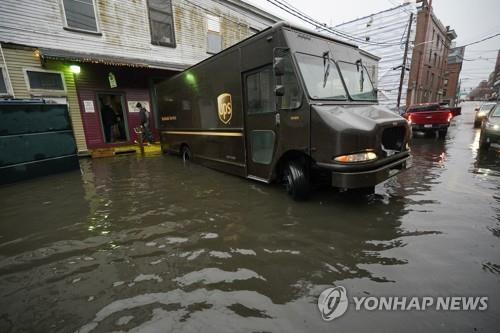 겨울 폭풍이 몰고온 폭우로 거리가 물에 잠긴 메인주 포틀랜드 [포틀랜드[美메인주]AP=연합뉴스]