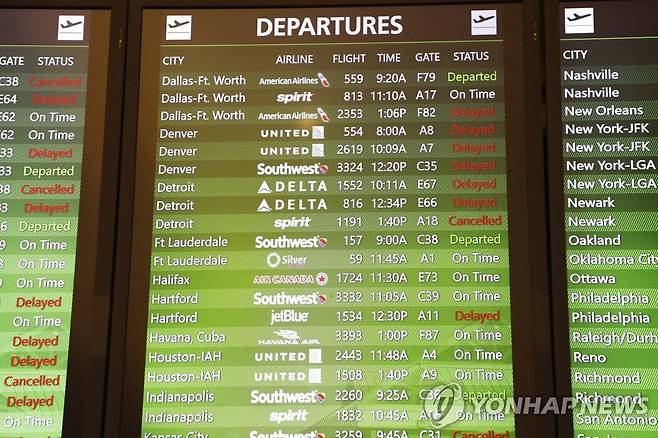 지연 또는 취소 알리는 미국 플로리다주 탬파 공항의 전광판  [AP=연합뉴스 자료사진]