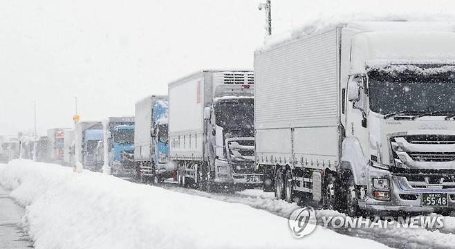 일본 니가타현 폭설에 오도 가도 못하는 트럭들 지난 20일 일본 니가타현 나가오카시의 국도에서 폭설에 트럭들이 오도 가도 못하고 서 있다. 2022.12.24
[교도 연합뉴스 자료사진. 재판매 및 DB 금지]