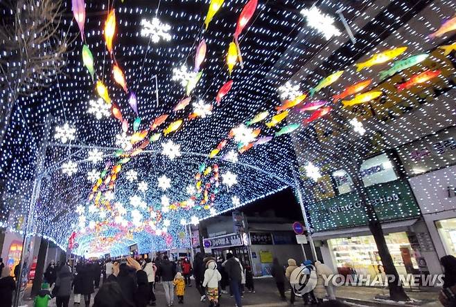 겨울축제 앞두고 선등거리 점등 [촬영 이상학]