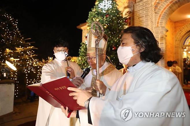 성탄전야 미사 집전하는 유흥식 추기경 (아산=연합뉴스) 이주형 기자 = 교황청 성직자부 장관 유흥식 추기경이 24일 오후 충남 아산 천주교 공세리 성당에서 성탄전야 미사를 집전하고 있다. 2022.12.24 coolee@yna.co.kr
