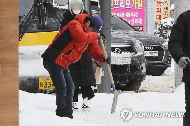 꽁꽁 언 바닥 (광주=연합뉴스) 차지욱 기자 = 대설 특보가 해제된 24일 오전 광주 남구 봉선동에서 한 시민이 꽁꽁 언 눈을 삽으로 부수면서 치우고 있다. 2022.12.24
    uk@yan.co.kr