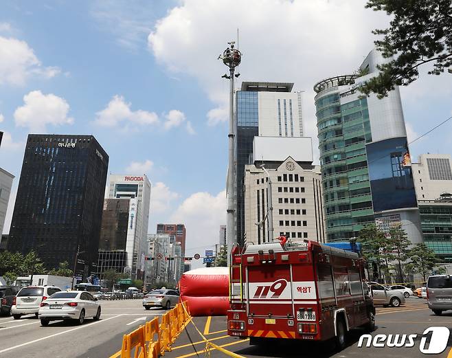 서울 강남구 강남역사거리에 위치한 50m 높이의 교통관제탑 위에서 김모씨가 삼성을 규탄하며 고공시위를 벌이고 있다. /뉴스1 ⓒ News1 김진환 기자