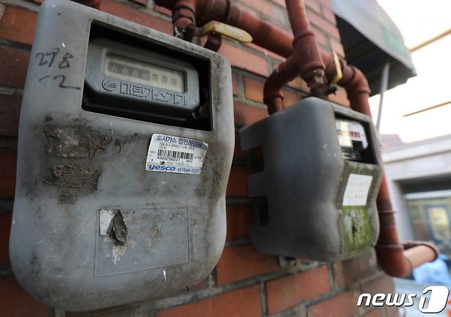 내년 전기·가스 요금이 올해 인상 폭의 2배가량 대폭 오를 전망이다. 정부는 한국전력공사와 한국가스공사의 누적 적자·미수금을 2026년까지 완전 해소하기 위해 내년부터 전기·가스요금을 단계적으로 현실화 할 계획이다. 사진은 25일 서울 도심 주택가의 가스계량기 모습. 2022.12.25/뉴스1 ⓒ News1 송원영 기자