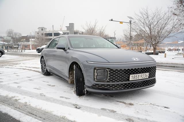 '디 올 뉴 그랜저 하이브리드'의 모습. 그랜저 하이브리드는 공인 복합연비가 15.7㎞/ℓ(도심 15.4㎞/ℓ, 고속 15.9㎞/ℓ)이지만, 이날 시승에서 18.2km/ℓ를 기록했다. /김태환 기자