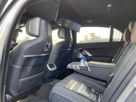 BMW 뉴 7시리즈 2열. 천장에서 시어터 스크린이 내려와 있다. 장우진 기자