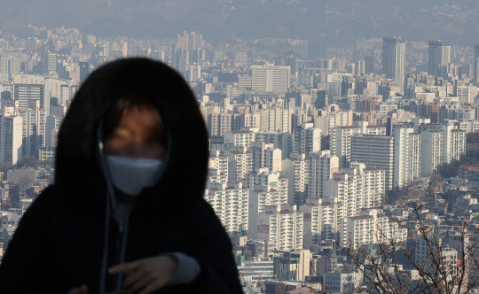 내년 서울에 올해보다 많은 아파트가 공급되며 집값 낙폭이 확대될 전망이다.



<사진=연합뉴스>