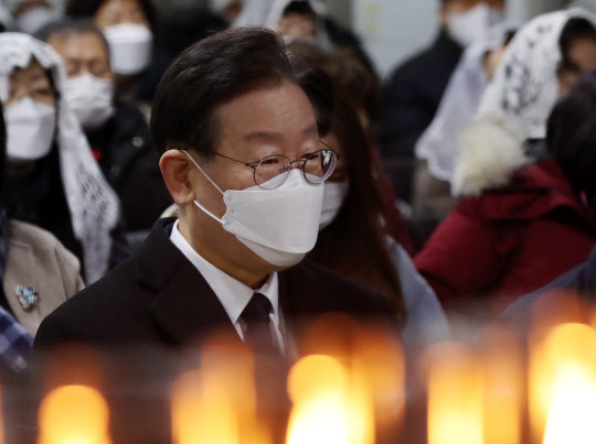 이재명 민주당 대표가 성탄절인 25일 인천시 계양구 박촌동성당에서 성탄 예배를 하고 있다. 연합뉴스