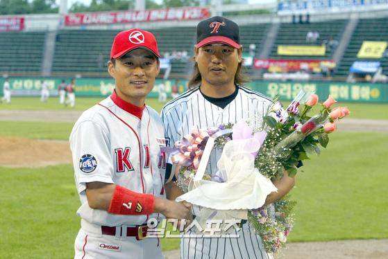 프로야구사 2002년 5월 17일 이상훈 환영식. 왼쪽은 KIA 타이거즈 이종범. IS포토