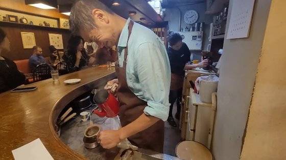 마스터 하야시가 온 신경을 집중해 커피를 내리고 있다. 김현예 특파원