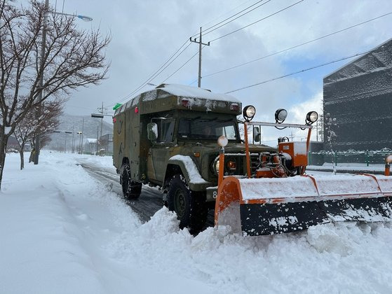 전라북도 전역에 대설특보가 내려진 지난 23일 육군 35사단 제설 차량이 임실지역 한 도로에서 제설 작업을 하고 있다. 뉴스1