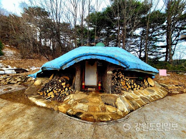 ▲ 고대 쇠부리터·숯가마터에 카르스트지형 돌리네와 함께 일제 철 수탈 흔적이 대거 발견된 동해 백두대간 고대~근대 철기유적지에 이를 보전·승계할 쇠부리문화촌이 개관, 철기관련 전시회가 잇따를 예정이어서 제철유적지로의 발전가능성에 관심이 쏠리고 있다.쇠부리문화촌 전경.