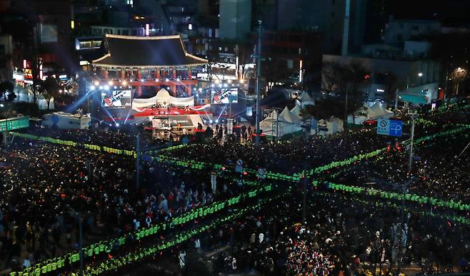 The bell-ringing ceremony held in 2019 at Bosingak in Jongno, central Seoul (Yonhap)