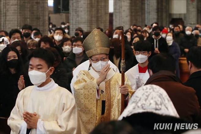 천주교 서울대교구장 정순택 대주교가 25일 서울 중구 명동성당에서 주님 성탄 대축일 낮미사를 집전하기 위해 성전으로 입장하고 있다.