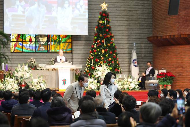 윤석열 대통령과 김건희 여사가 25일 서울 성북구 영암교회에서 열린 성탄절 예배에 참석, 인사하고 있다. 대통령실 제공