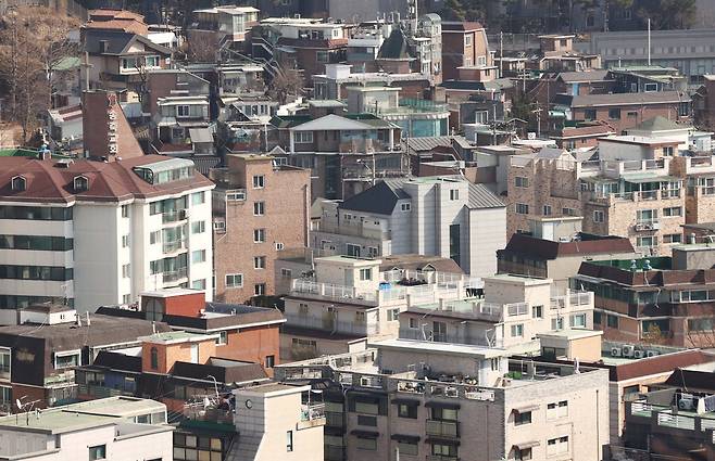 정부가 임대사업자 제도의 부활을 발표했지만 다주택자들은 여전히 부담이 커 반신반의하는 분위기다. 사진은 서울 은평구 다세대 밀집 지역 전경.  【연합뉴스】