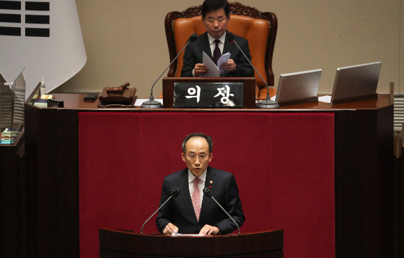 추경호 경제부총리 겸 기획재정부 장관(아래쪽)이 내년 1월 부동산 규제 완화 조치를 발표한다. 추 부총리가 지난 23일 서울 여의도 국회에서 열린 본회의에서 예산 관련 제안 설명을 하고 있다. /사진=뉴스1