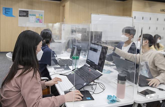 [서울=뉴시스] 지난 10월 서울 강남구 '삼성청년SW아카데미' 서울캠퍼스에서 7기 교육생들이 프로젝트 수업을 진행하고 있다. (사진=삼성 제공) *재판매 및 DB 금지