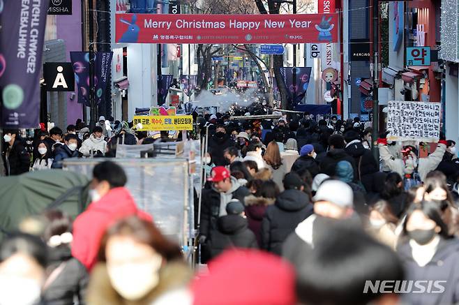 [서울=뉴시스] 백동현 기자 = 25일 오후 서울 중구 명동거리가 크리스마스 휴일을 즐기는 시민들로 붐비고 있다. 2022.12.25. livertrent@newsis.com