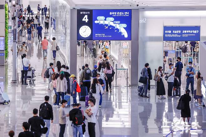 인천공항 출국장이 여행객들로 붐비는 모습. 박종민 기자