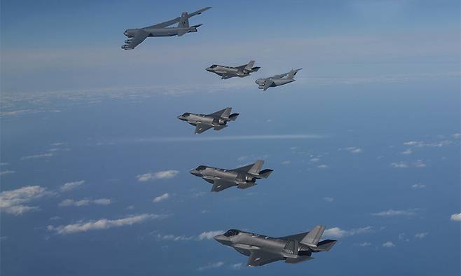 핵미사일 탑재가 가능한 미국의 대표적 전략자산인 B-52H 폭격기(맨 위)가 지난 20일 한반도 인근에서 한국 공군의 F-35A 스텔스 전투기들과 미 공군의 C-17 수송기와 한·미 연합 공군훈련을 벌이고 있다. 국방부 제공