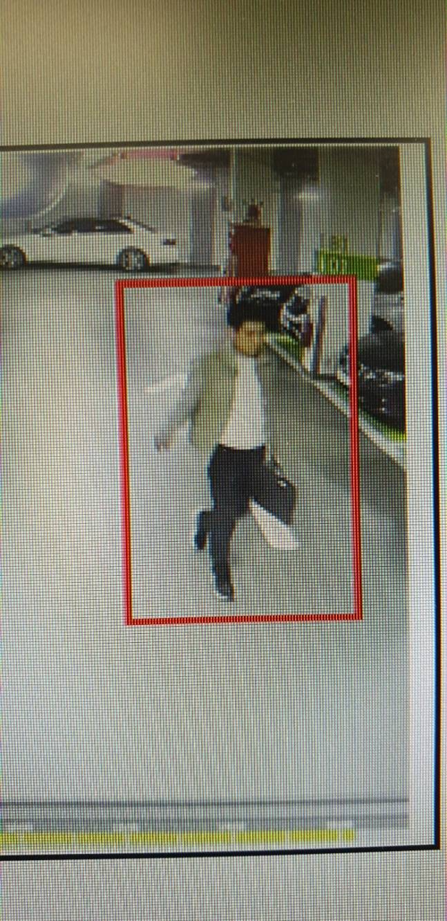 도주 당일인 지난 11일 서울 강남구 개포동 집을 나서는 김봉현이 찍힌 CCTV 화면. 서울남부지검 제공