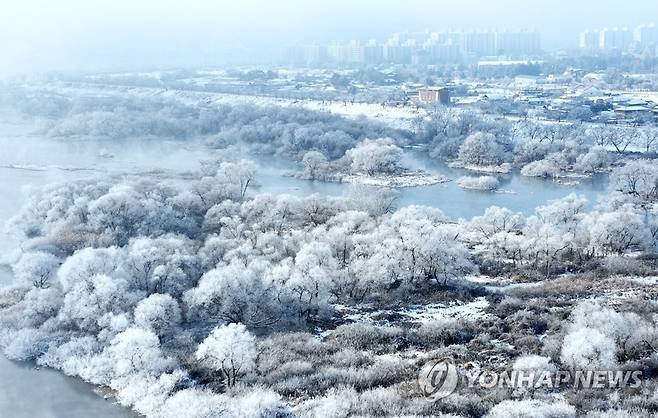 소양강 상고대 절경 (춘천=연합뉴스) 양지웅 기자 = 전국 곳곳에 강추위가 이어지는 25일 강원 춘천시 소양강에 물안개와 상고대가 피고 있다. 2022.12.25 yangdoo@yna.co.kr