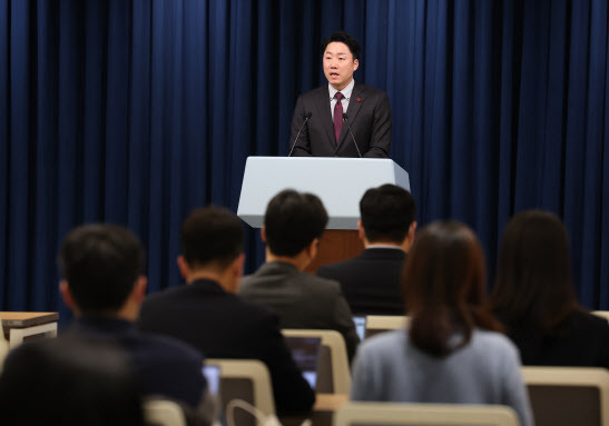 이재명 대통령실 부대변인이 26일 서울 용산 대통령실 청사 브리핑룸에서 윤석열 대통령의 수석비서관회의 발언 등 현안에 대해 브리핑을 하고 있다. (사진=연합뉴스)