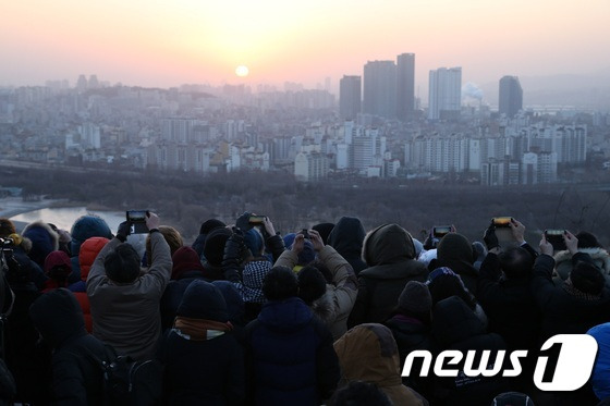 서울 마포구 상암동 하늘공원 정상에서 새해 첫 일출을 보는 시민들. (뉴스1DB) ⓒ News1 민경석 기자