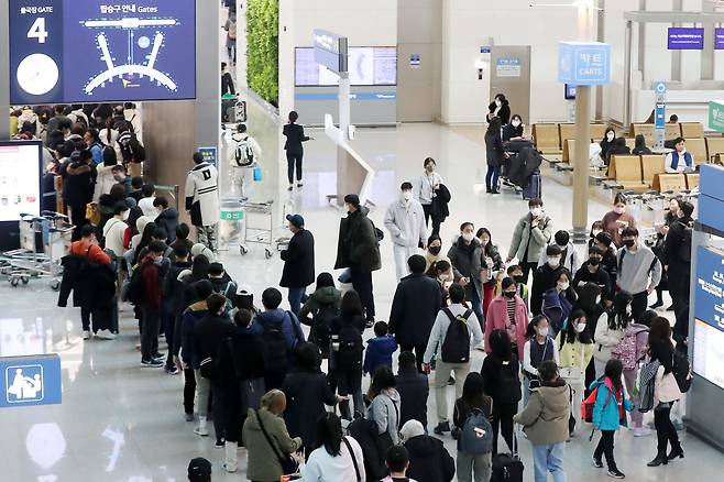 26일 인천국제공항 제1여객터미널 출국장이 해외 여행객들로 붐비고 있다. 신종 코로나바이러스 감염증(코로나19) 사태 이후 2년 9개월 만에 11월 국제 항공 여객수가 국내 항공 여객수를 넘어선 것으로 나타났다./뉴스1