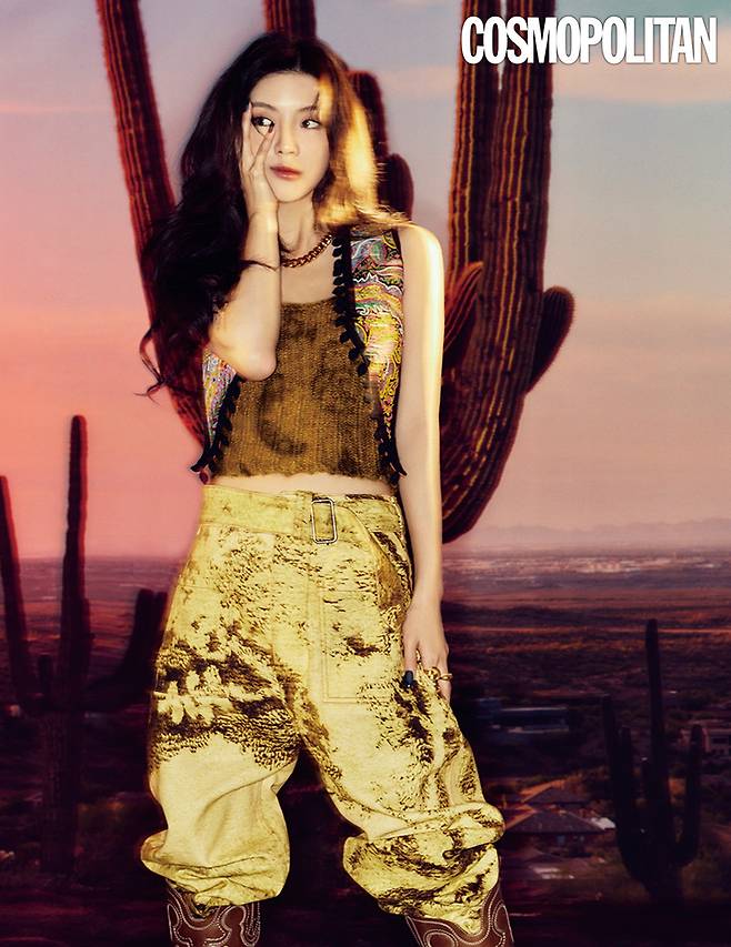 자카드 베스트, 니트 슬리브리스 톱, 팬츠 모두 가격미정 에트로. 목걸이 가격미정 베르사체. 반지 30만원대 모니카비나더. 웨스턴 부츠 1백70만원대 가니.