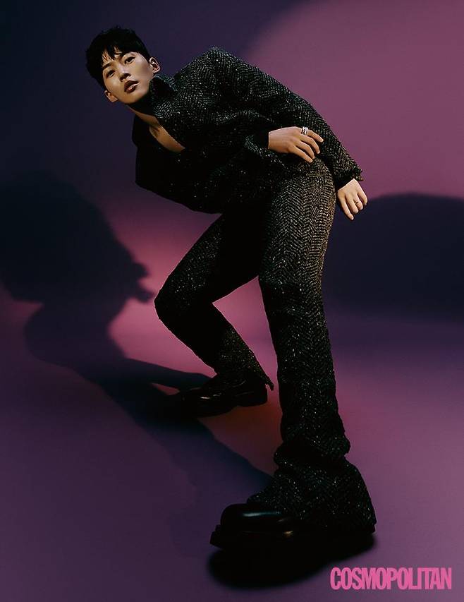 슈트 셋업, 부츠 모두 가격미정 보테가 베네타. 반지 본인 소장품.