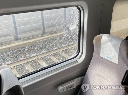 지난 1월 5일 충북 영동 터널서 KTX 탈선해 운행이 중단된 열차 모습. 사진 연합뉴스